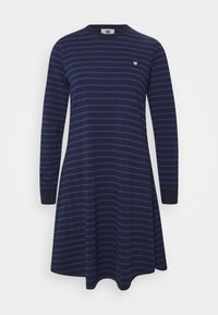 Granatowa sukienka bawełniana z długimi rękawami, z poziomymi paskami w różnych odcieniach niebieskiego i okrągłym dekoltem. Logo na piersi.