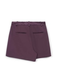 Shorts taillés violet avec une texture lisse, dotés d'une taille en satin, de deux poches arrière et d'un détail d'ourlet asymétrique unique.