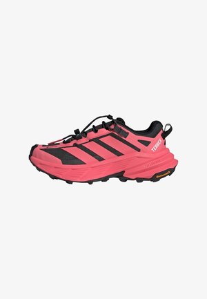 Trail løbesko i pink og sort med tyk sål, sorte striber, hurtigt snøresystem og Continental gummi ydersål.