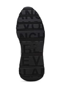 Semelle de chaussure noire avec caoutchouc texturé, présentant des rainures profondes et un lettrage « VOILE BLANCHE » en relief. Design plat avec un bord arrondi.