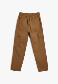 Brune cargo bukser med elastisk talje, flere lommer og lige ben design. Lavet af robust stof med en glat tekstur.