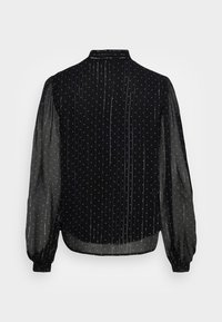Blusa nera con maniche lunghe trasparenti, pinstripes verticali e punti argentati sparsi. Presenta un colletto alto e un tessuto morbido e leggero.