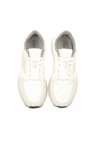 Weiße Sportschuhe aus Mesh und Wildleder, mit runder Zehenpartie, Schnürdesign und dezentem Branding auf der Zunge und der Seite. Entwickelt für Komfort.