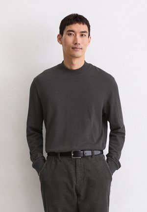 - Bluzka z długim rękawem