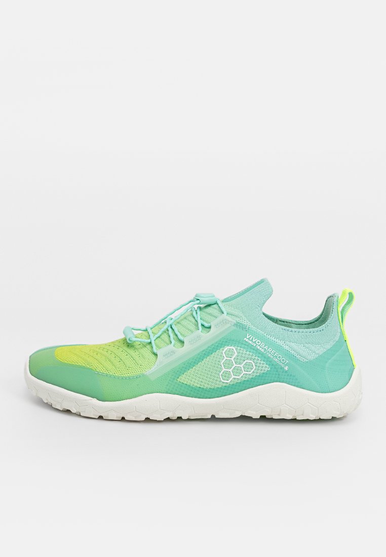 Zapatilla deportiva ligera con un diseño en degradado en verde menta y amarillo. Presenta una parte superior de malla, punta redondeada y suela de goma texturizada.