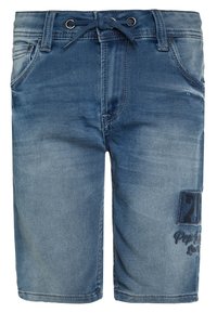 Pantalones cortos de mezclilla de azul medio con cintura con cordón, cinco bolsillos y detalles bordados en el frente. Textura desvanecida en los muslos.