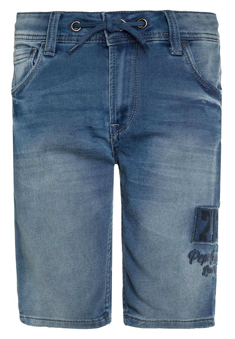 Pantalones cortos de mezclilla de azul medio con cintura con cordón, cinco bolsillos y detalles bordados en el frente. Textura desvanecida en los muslos.