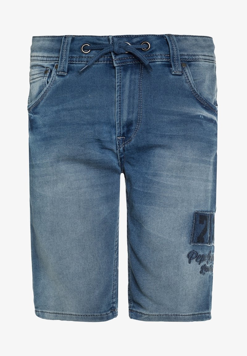 Pantalones cortos de mezclilla de azul medio con cintura con cordón, cinco bolsillos y detalles bordados en el frente. Textura desvanecida en los muslos.