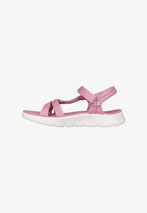 Sandales de sport roses avec des sangles en tissu à finition texturée, bandeau de cheville réglable et semelle blanche rembourrée.