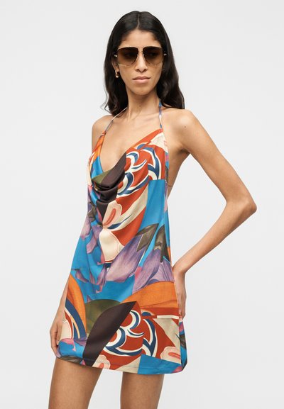 Χρωματιστό φόρεμα με λαιμόκοψη halter, που διαθέτει έντονα λουλουδάτα και αφηρημένα σχέδια σε μπλε, πορτοκαλί και κόκκινο. Ελαφρύ ύφασμα με ροή σχεδίου.