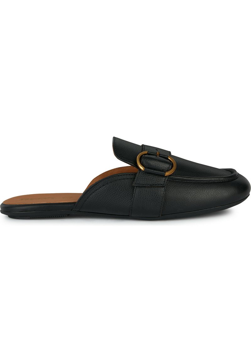 Mule in pelle nera con punta curvata, dettagli cuciti e un accento in metallo dorato sulla fascia superiore. Suola piatta.