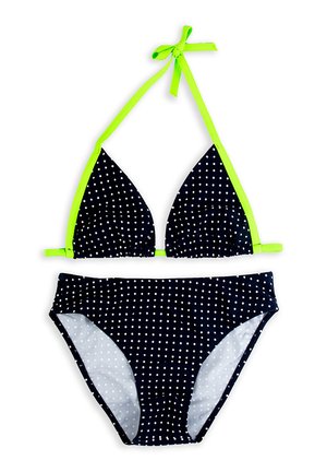 Navy niebieski bikini w kropki z białymi kropkami i neonowo zielonymi ramiączkami. Góra ma trójkątne miseczki; dół ma pełne pokrycie.