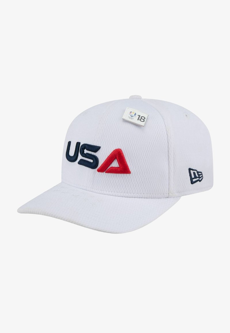 Casquette blanche au design structuré ; présente "USA" brodé en bleu marine et rouge. Comprend un badge logo à l'avant et un logo sur le côté.