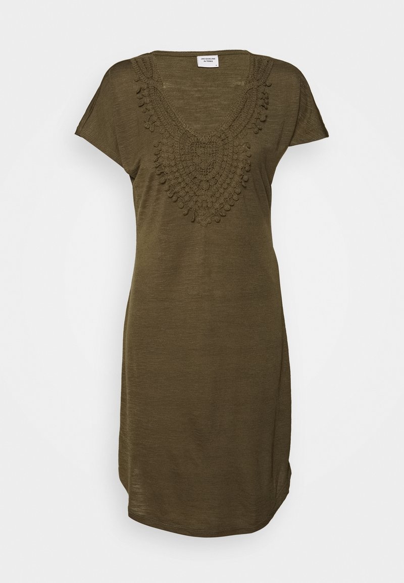 Robe courte olive à manches courtes avec col en V, ornée de détails complexes en dentelle tricotée sur la poitrine et les épaules.