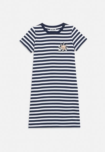 Φόρεμα με κοντά μανίκια, οριζόντιες ρίγες σε ναυτικό μπλε και λευκό, στρογγυλή λαιμόκοψη και μικρό λογότυπο αρκουδάκι με το κείμενο MOSCHINO στο στήθος.