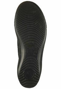 Czarna podeszwa buta z falistym wzorem bieżnika zapewniającym przyczepność, z gładką sekcją na środku i detalami marki w pobliżu obcasa.