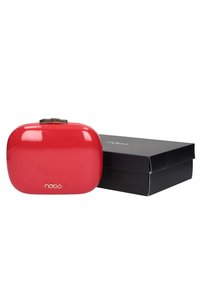 Pochette en cuir verni rouge à la forme rectangulaire élégante, avec un fermoir doré et un détail logo, posée à côté d'une boîte noire.