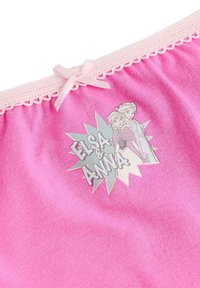 Canotta in cotone rosa con una grafica argentata di due personaggi, "Elsa e Anna", con un bordo ondulato e un fiocco di raso al colletto.