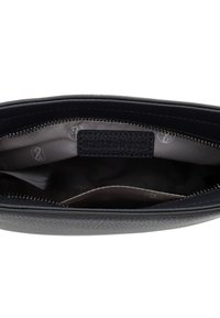 Innenraum einer schwarzen Lederhandtasche mit grauem Markenfutter, einem Reißverschlusstasche und einem eingenähten Etikett mit der Aufschrift "EMILY & NOAH."