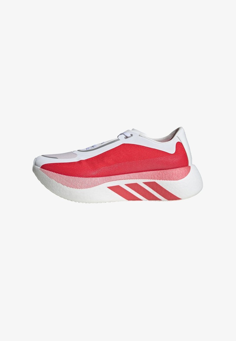 Chaussures de sport rouges et blanches au design profilé, tige en tissu mesh, panneau latéral texturé et trois bandes sur la semelle.