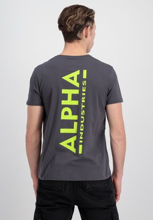 Tricou din bumbac gri, cu un imprimeu vertical mare în neon verde "ALPHA" pe spate, mâneci scurte și un guler clasic de tip crew.