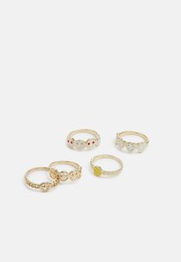 Conjunto de cinco anéis em metal com tom de ouro. Inclui superfícies texturizadas, lisas e padronizadas, com acentos coloridos e formas de coração.