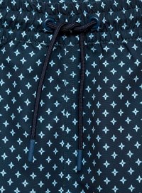 Shorts de baie navy cu un model de stele bleu deschis, talie elastică cu șnur și accesorii contrastante în nuanță de albastru.