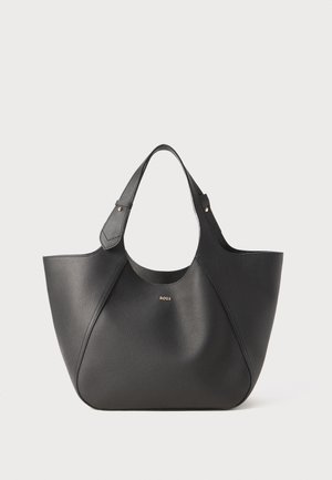 Sac fourre-tout en cuir noir avec une forme unique et incurvée. Dispose de deux poignées courtes et d'un accent logo doré. Matériau texturé et finition lisse.