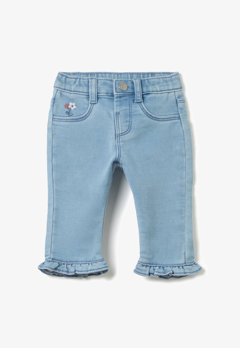 Pantalones de mezclilla azul claro con dobladillo ondulado, que cuentan con bolsillos frontales y acentos florales bordados en la parte delantera.