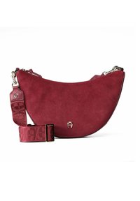 Borsa a mezzaluna in suede rosso intenso con tracolla larga in tessuto regolabile e piccolo emblema logo argentato sulla parte anteriore.