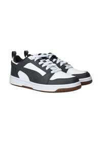 Sneakers in zwart en wit leder met een gestructureerde afwerking, voorzien van witte veters, een geperforeerde tenenbox en een bruine rubberen zool.