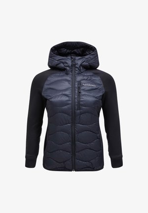 Veste noire matelassée avec capuche, comportant des panneaux avant matelassés, une fermeture éclair à l'avant et des manches noires extensibles pour plus de flexibilité.