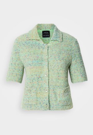 Cardigan en tricot vert menthe à manches courtes avec une finition texturée, ornée de taches colorées, d'un col et de quatre boutons de fermeture.