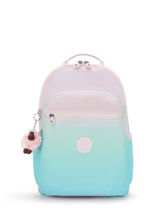 Zaino con gradiente pastello che passa dal rosa all'azzurro chiaro, con una tasca frontale, un logo circolare e un portachiavi a forma di scimmia peluche.
