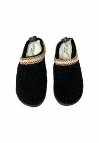 Pantofole nere e pelose con una morbida fodera, caratterizzate da un bordo decorato arancione e bianco intorno alla caviglia. Punta arrotondata e suola piatta.