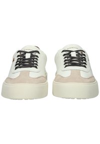 Weiße Ledersneaker mit hellbeigen Wildlederakzenten, runder Zehenpartie, dicker cremefarbener Sohle und schwarzen Schnürsenkeln. Branding auf der Zunge.