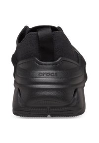 Schwarze Crocs-Sneaker mit gestricktem Obermaterial, Lasche an der Ferse und dicker, strukturierter Sohle, von hinten betrachtet.