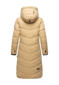 Beige lång puffjacka med huva. Har en chevronstikning, elastiska ärmslut och en logotypapplikation nära nederkanten. Slät textur.