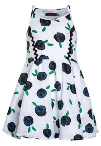 Vit bomullsklänning med en utsvängd kjol, prydd med blå rosor och gröna blad, dekorerad med svart rickracknert längs livdelen.