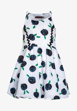 Bílé bavlněné šaty se zvonovou sukní, zdobené modrými růžemi a zelenými listy, doplněné černou vroubkovanou stuhou na horní části.