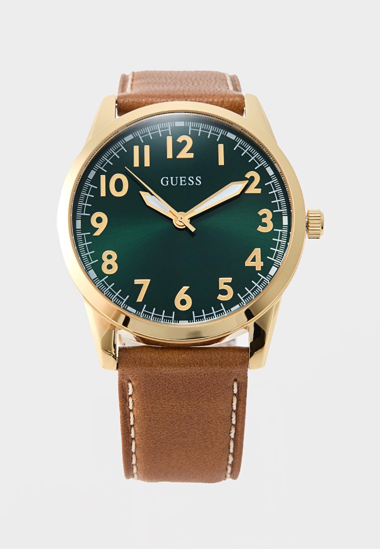 Goldfarbene Guess-Armbanduhr mit grünem Zifferblatt, goldenen Ziffern, weißen und goldenen Zeigern sowie braunem Lederarmband mit weißen Nähten.