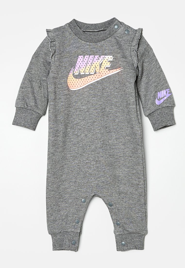 Combinaison en coton gris à manches longues, avec des volants, des fermetures à pression aux épaules et aux jambes, arborant un logo Nike multicolore.