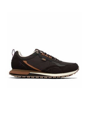 Zapatilla deportiva baja negra y marrón con forro interior blanco, cordones en la parte delantera, suela de goma y etiqueta de la marca en el lateral.