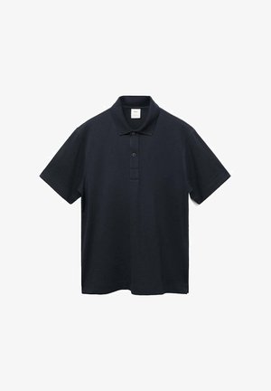 Polo majica iz bombaža v mornarsko modri barvi s ovratnikom, zapenjanjem na dva gumba, kratkimi rokavi in ravnim robom. Brez vidnih vzorcev ali logotipov.