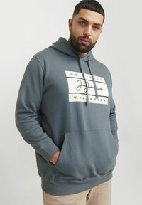 Grijze hoodie met een voorzak, voorzien van een wit grafisch logo. Gemaakt van zachte materialen met ribbelboorden en -zoom.