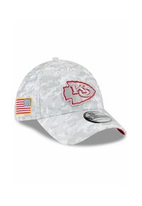 Graue Tarnkappen mit rotem Kansas City Chiefs-Logo, American Flag-Patch, gebogenem Schirm und einem 59FIFTY-Aufkleber auf dem Schirm.