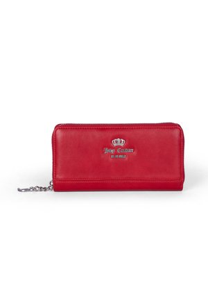 Portafoglio in pelle rossa con chiusura a zip, presenta un logo argentato sul fronte e una catena con gancio. Texture liscia, forma rettangolare.