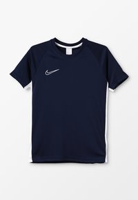 Marinblå atletisk t-shirt med korta ärmar, vita sidopaneler och en vit Nike-logotyp på bröstet. Tillverkad av lättviktsmaterial.