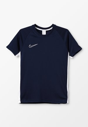 Camiseta atlética de color azul marino con mangas cortas, paneles laterales blancos y un logo de Nike blanco en el pecho. Fabricada con tejido ligero.