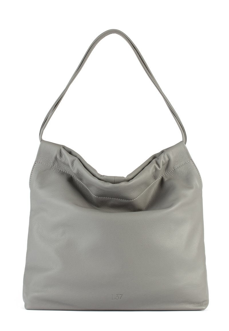 Sac à main en cuir gris avec un design doux et froissé et une seule bandoulière. Il présente des accents de couture et un logo subtil embossé à l'avant.